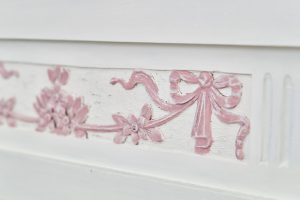 Particolare del letto shabby Ghirlanda rosa