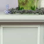Particolare del relook shabby del mobile da ingresso