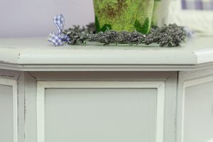 Particolare del relook shabby del mobile da ingresso