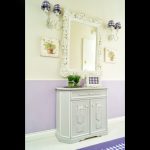 Mobile da ingresso bianco e grigio con fiocchetti