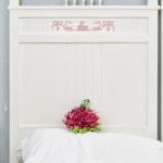 Primo piano letto matrimoniale shabby
